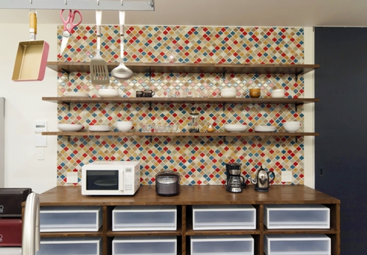 モザイクタイルがポップなキッチン