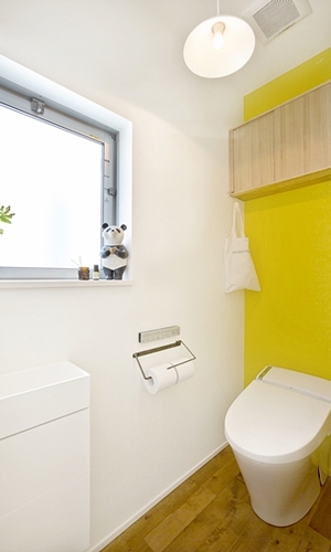 壁一面だけビビッドカラーのアクセント