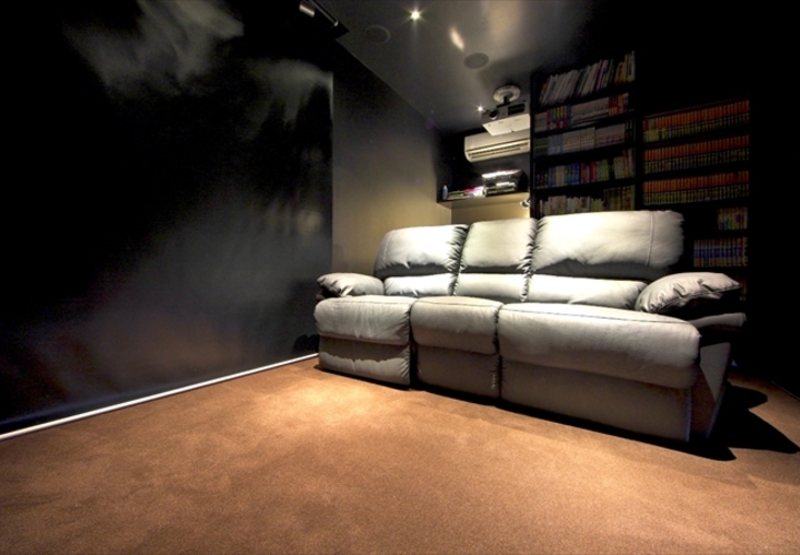 ゆったり寛げる書斎のソファ