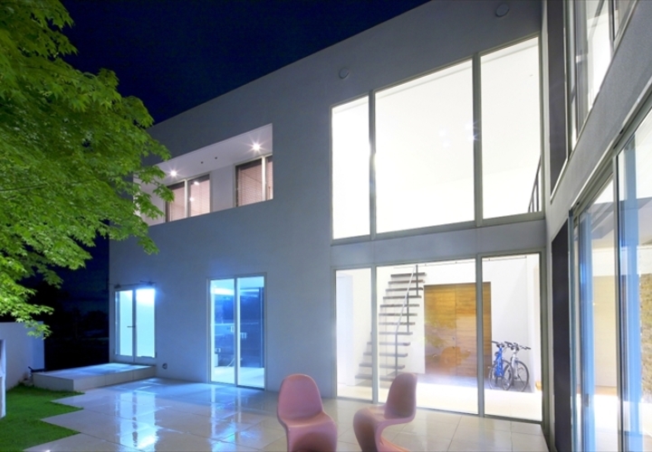 室内から溢れる光で明るい中庭