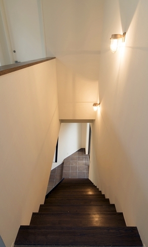 照明が照らす階段を見下ろす