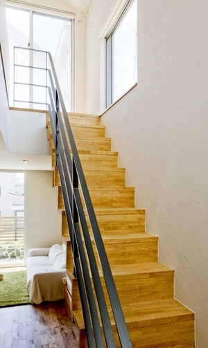 リビングから見上げる階段