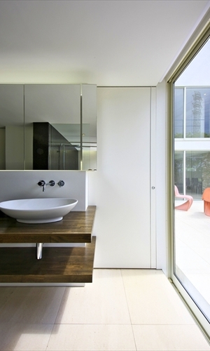 大きな窓から光が入る明るい洗面スペース