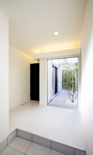 シンボルツリーを望む玄関