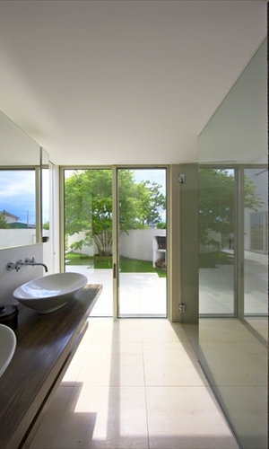 光と影でデザインする洗面スペース