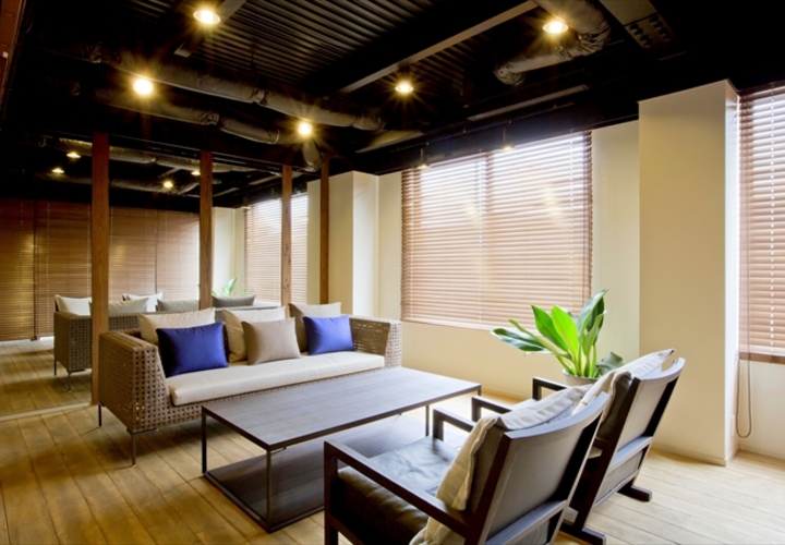 ミラー効果で一層空間に広がりを持たせた応接室