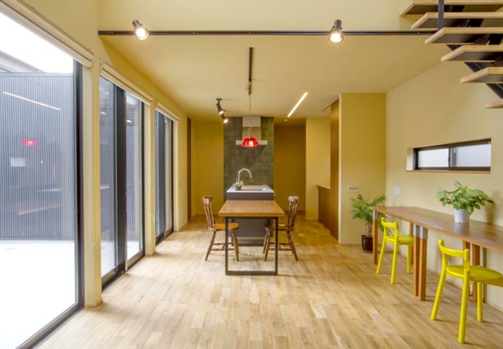 大きな窓から中庭の景色を愉しむ