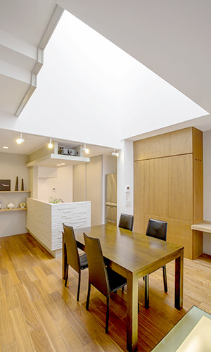 ダイニング上の開放感ある吹抜け