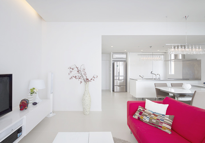 空間を広く感じる白で統一されたLDK