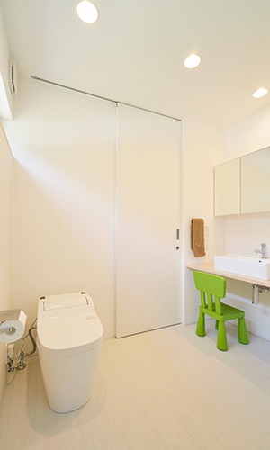 トイレと一体となったバリアフリーの洗面所