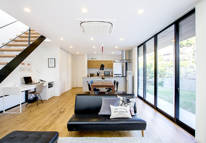 中庭に面した大開口のLDK