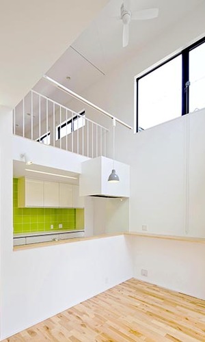 明るいグリーンがアクセントのキッチン