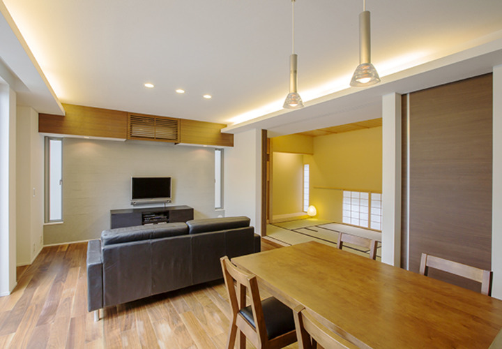 間仕切りで和室と繋がるLDK