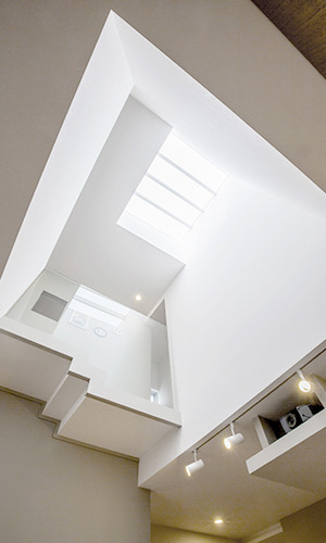 吹抜けから光が降り注ぐ