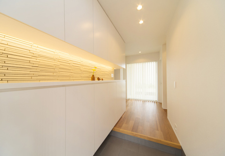 間接照明が玄関を照らす