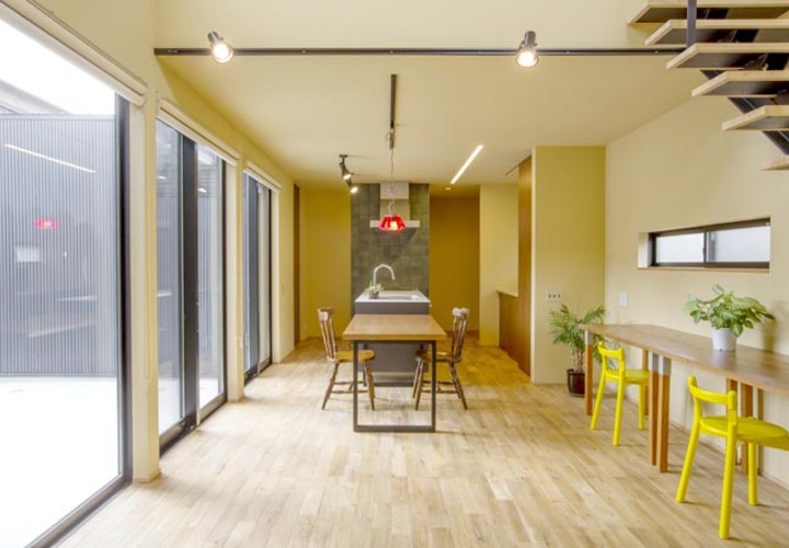 アイランドキッチン横にダイニングテーブルを置きスムーズな導線に