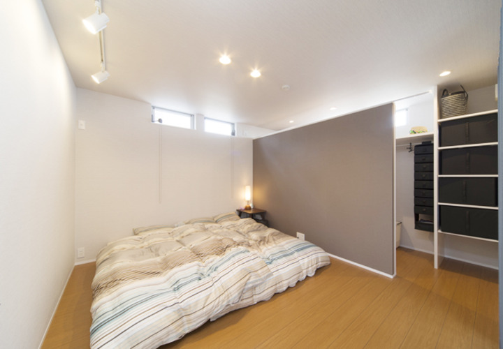 クローゼットスペースを間仕切りで設置した１階寝室