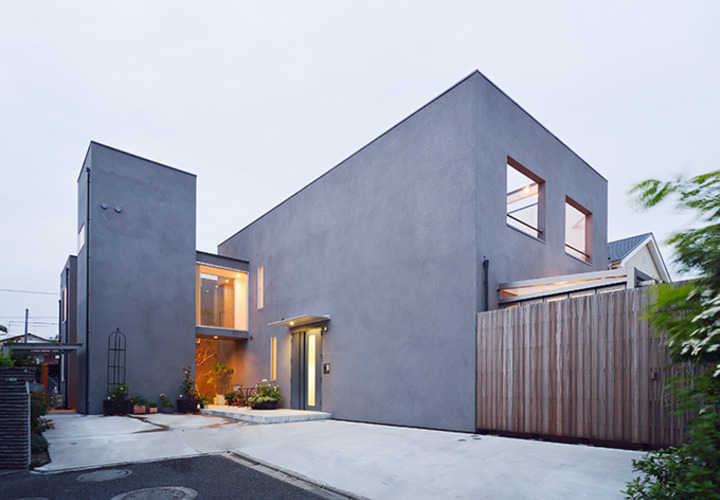 コンクリートの重厚感のある外観