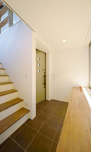 シックな色合いの石張りの玄関