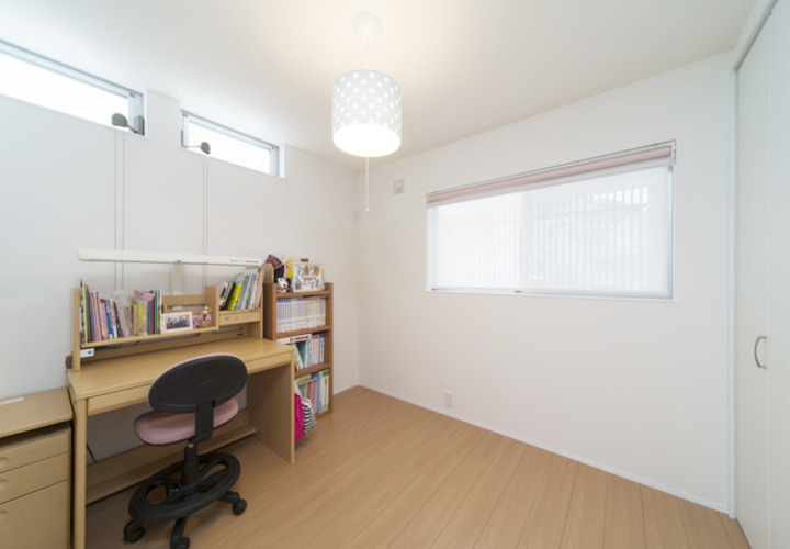 上部の窓から採光を確保した１階の子供部屋