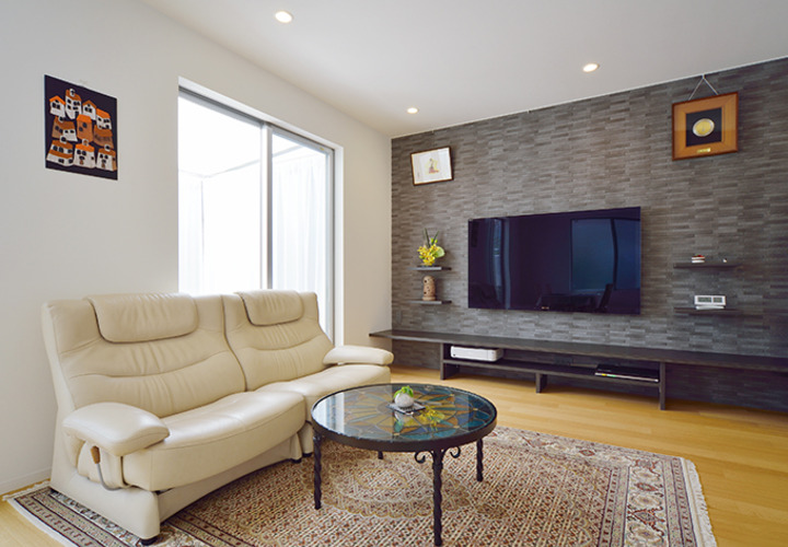 こだわり家具が主役のシンプルな室内