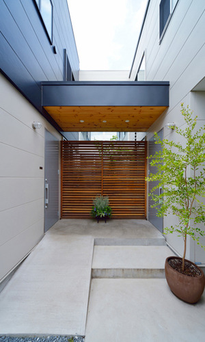 木のルーパーを配置した玄関