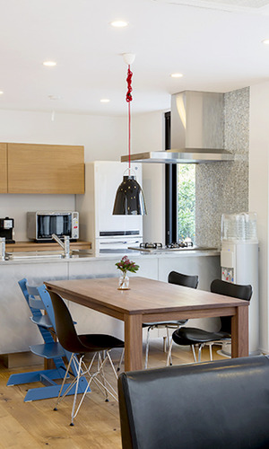 家族の顔が見える開放的なキッチンとダイニングテーブル