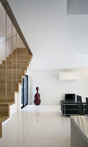 真っ白な壁と床が映える明るく広々としたLDK