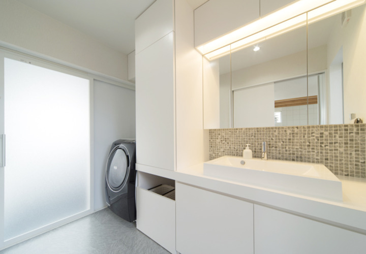 壁のタイルがアクセントになった浴室・洗面所スペース