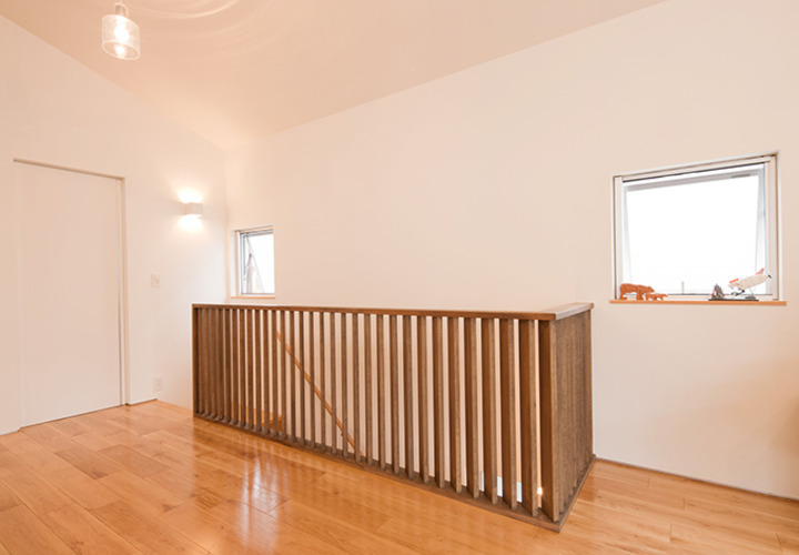 空間になじむ斜めに組んだ木ルーバ