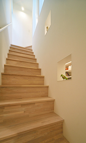 ナチュラルな木目を活かした階段