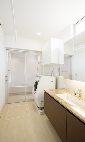 ガラス窓で奥行きを感じる浴室