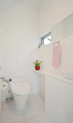 タンクレストイレを設置した清潔感のあるトイレ