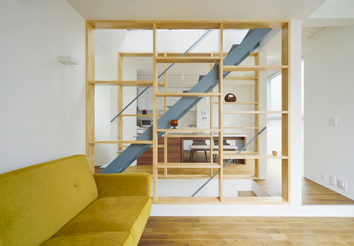 モダンな間仕切り家具越しのリビングからキッチン