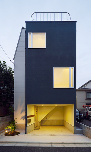 ライトが照らし出すシンプルな外観