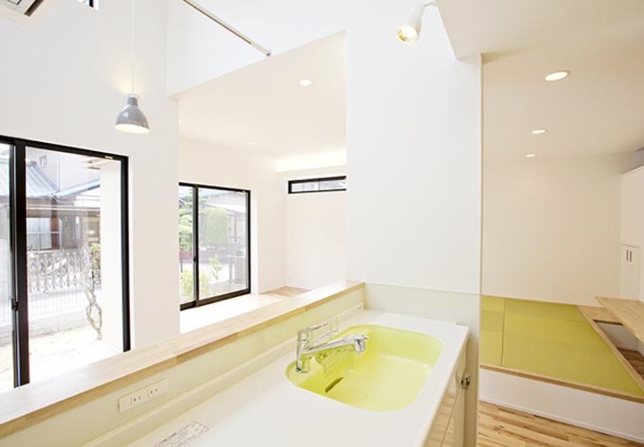 窓に面する明るく開放的なキッチン