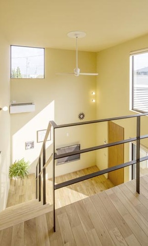 ２階から吹き抜けのリビングを眺める