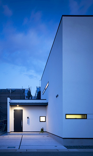 計算されたライティングが照らし出す外観