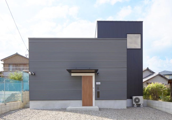 朝日が入るスクエア窓を設けた外観