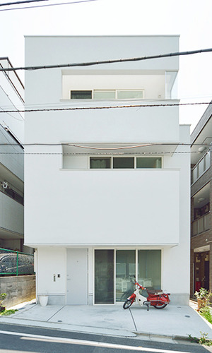 シンプルな白い壁の外観