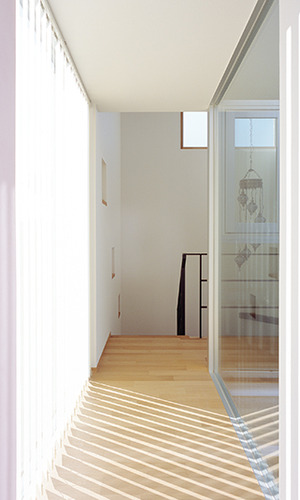 光のラインが重なり合う廊下