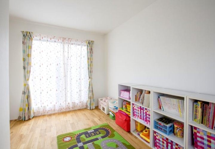 白木フローリングの子供部屋