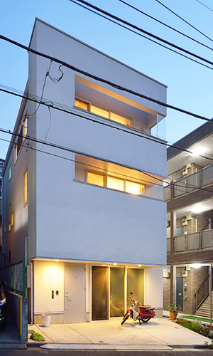 白い壁に映える柔らかい灯り