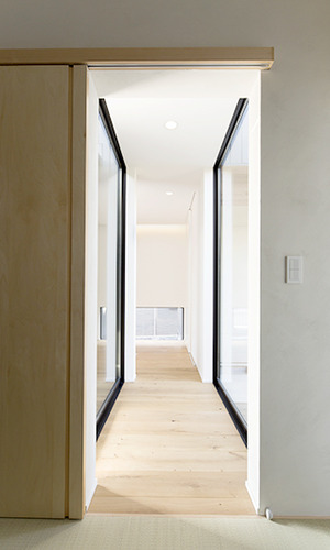 ガラス張りの明るい通路