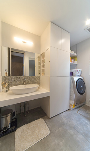 広々として清潔感のある洗面室