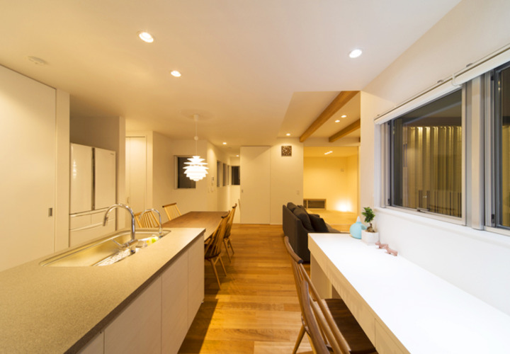 拡がりを感じるキッチンからダイニング