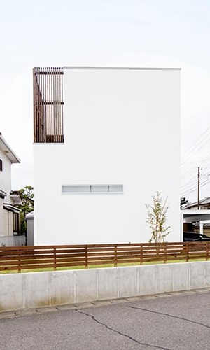 白壁に木ルーバーが映える外観