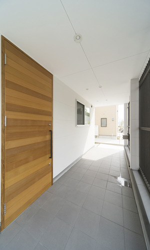 重厚な木の玄関ドア