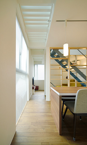 広い窓と天井の磨りガラスが明るさを演出