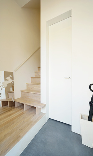 アートを感じるすっきりとシンプルな玄関